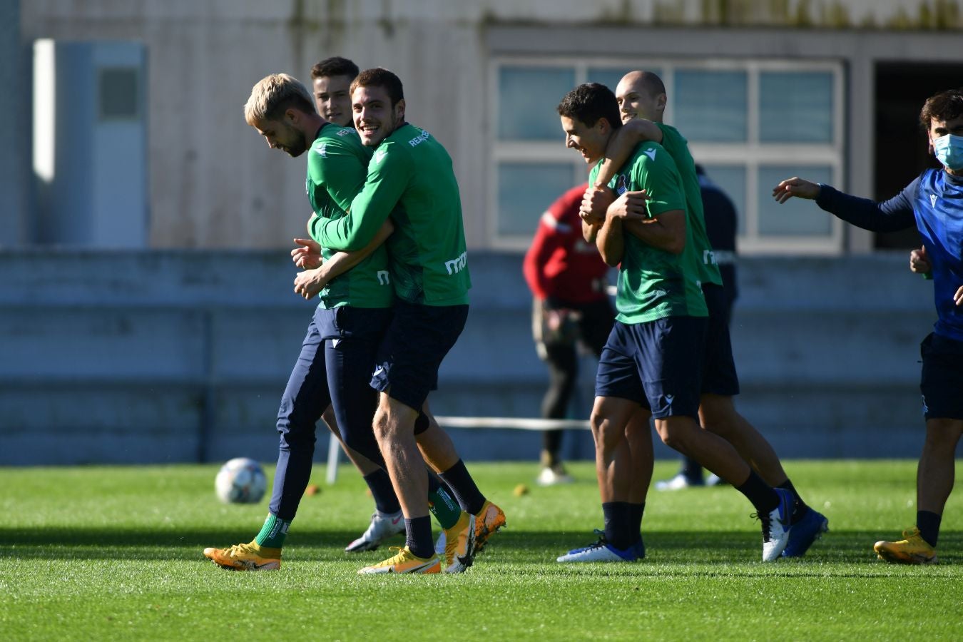 Los jugadores de la Real Sociedad han vuelto a los enrenamientos este miércoles en Zubieta. El susto de la jornada los ha dado Remiro que se ha marchado lesionado