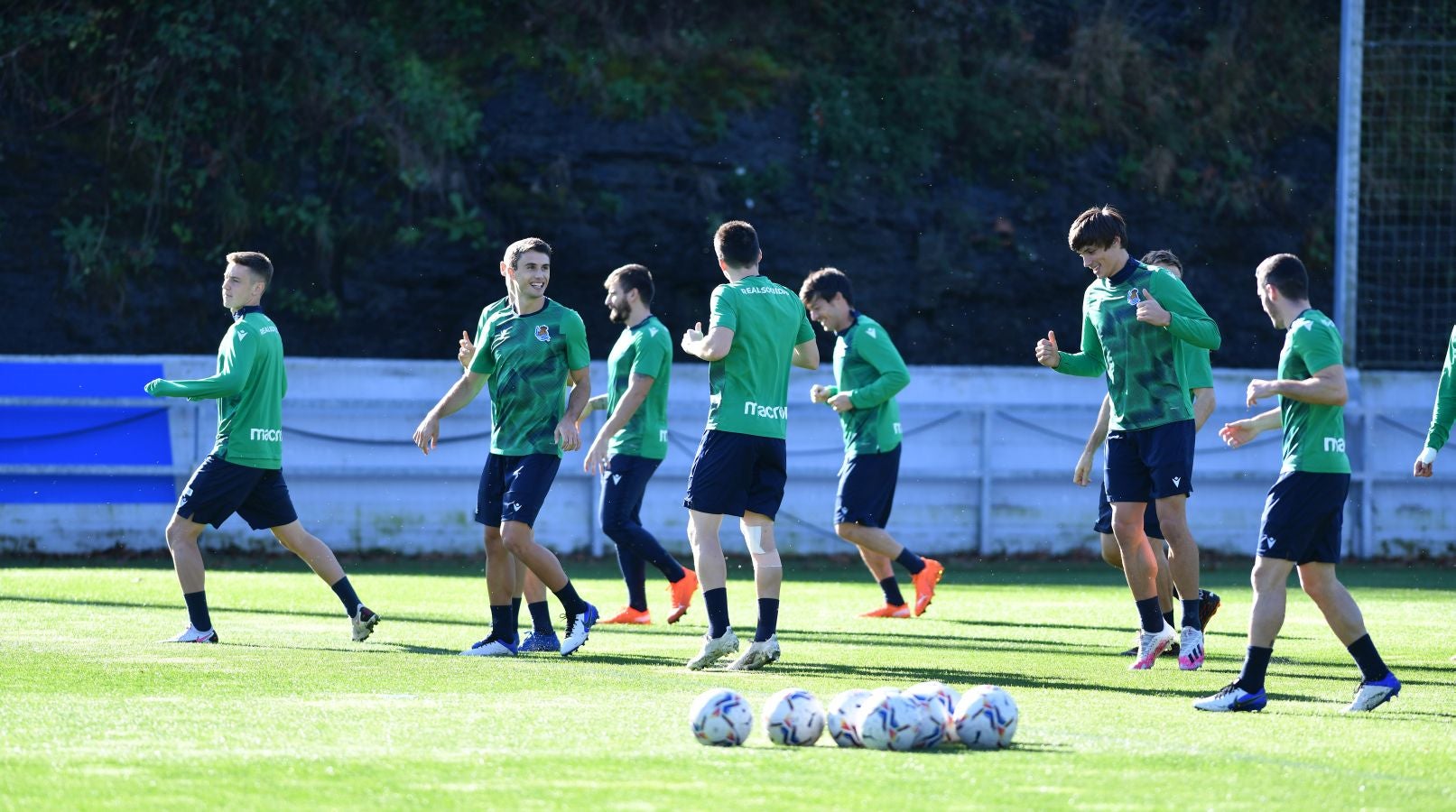 Los jugadores de la Real Sociedad han vuelto a los enrenamientos este miércoles en Zubieta. El susto de la jornada los ha dado Remiro que se ha marchado lesionado