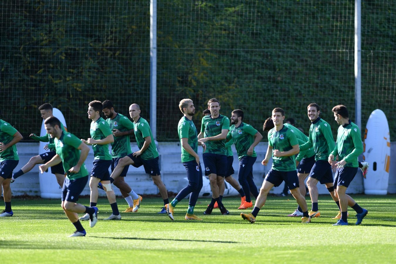 Los jugadores de la Real Sociedad han vuelto a los enrenamientos este miércoles en Zubieta. El susto de la jornada los ha dado Remiro que se ha marchado lesionado