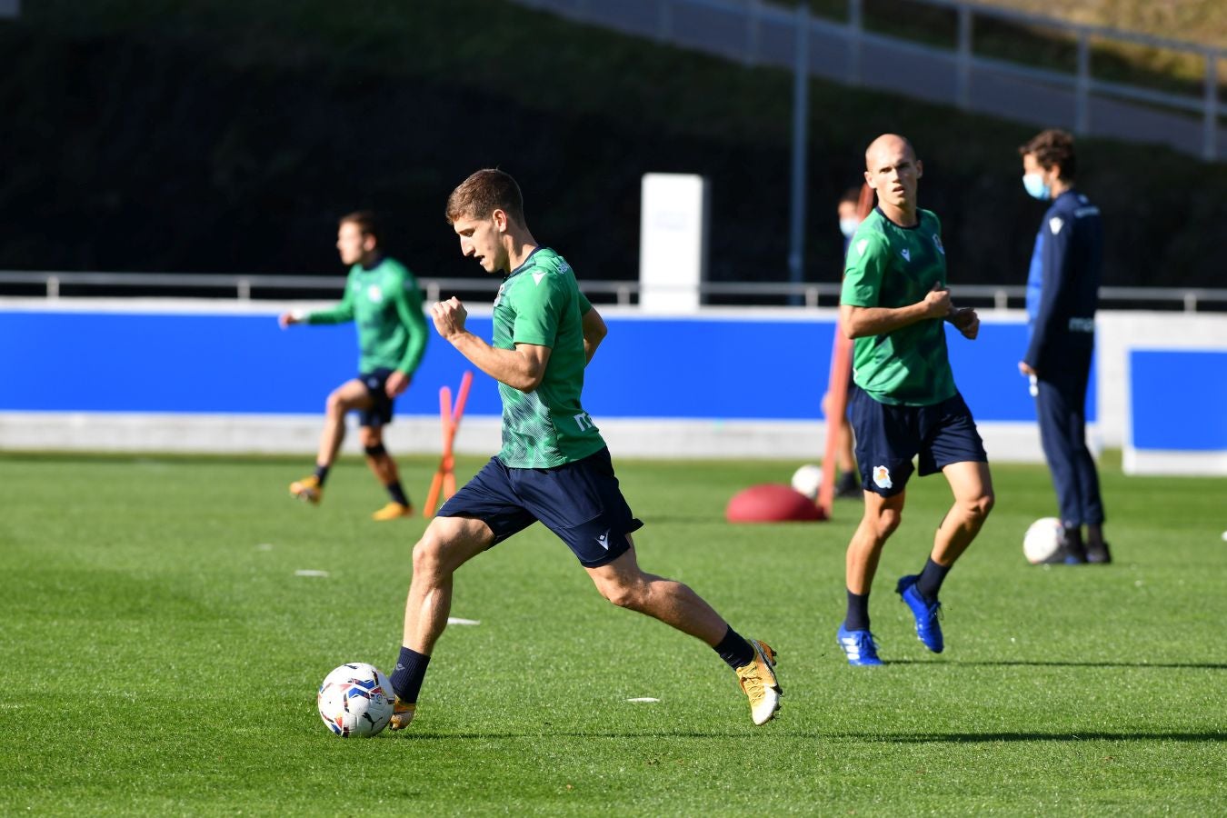 Los jugadores de la Real Sociedad han vuelto a los enrenamientos este miércoles en Zubieta. El susto de la jornada los ha dado Remiro que se ha marchado lesionado