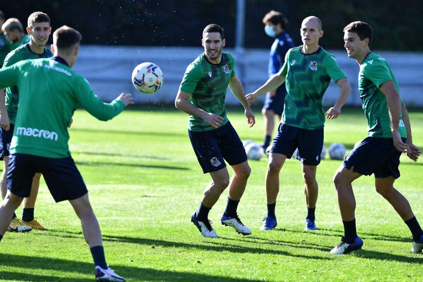Los jugadores de la Real Sociedad han vuelto a los enrenamientos este miércoles en Zubieta. El susto de la jornada los ha dado Remiro que se ha marchado lesionado