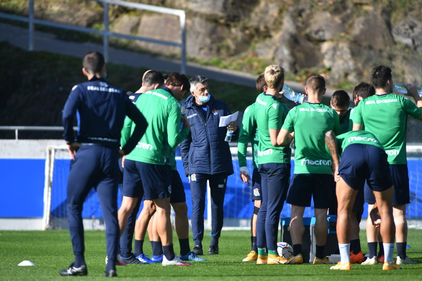 Los jugadores de la Real Sociedad han vuelto a los enrenamientos este miércoles en Zubieta. El susto de la jornada los ha dado Remiro que se ha marchado lesionado