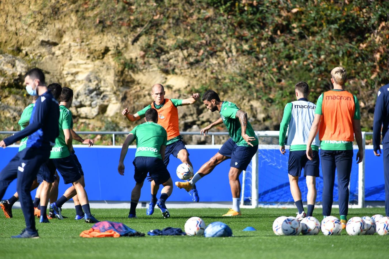 Los jugadores de la Real Sociedad han vuelto a los enrenamientos este miércoles en Zubieta. El susto de la jornada los ha dado Remiro que se ha marchado lesionado