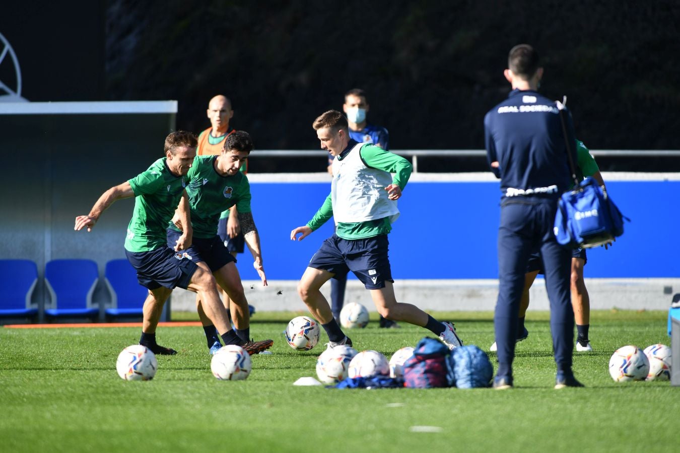 Los jugadores de la Real Sociedad han vuelto a los enrenamientos este miércoles en Zubieta. El susto de la jornada los ha dado Remiro que se ha marchado lesionado