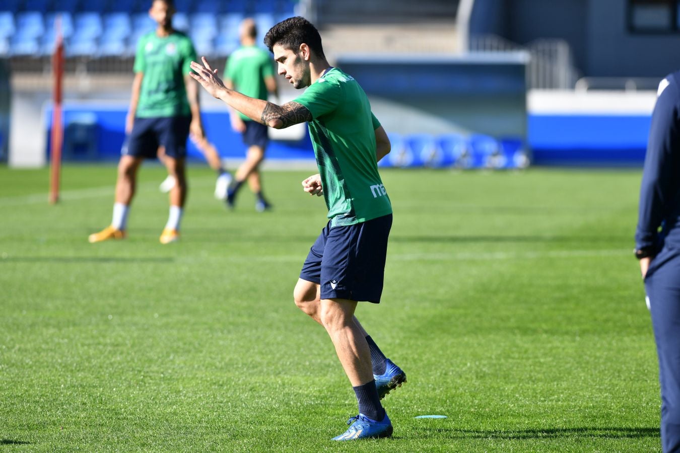 Los jugadores de la Real Sociedad han vuelto a los enrenamientos este miércoles en Zubieta. El susto de la jornada los ha dado Remiro que se ha marchado lesionado