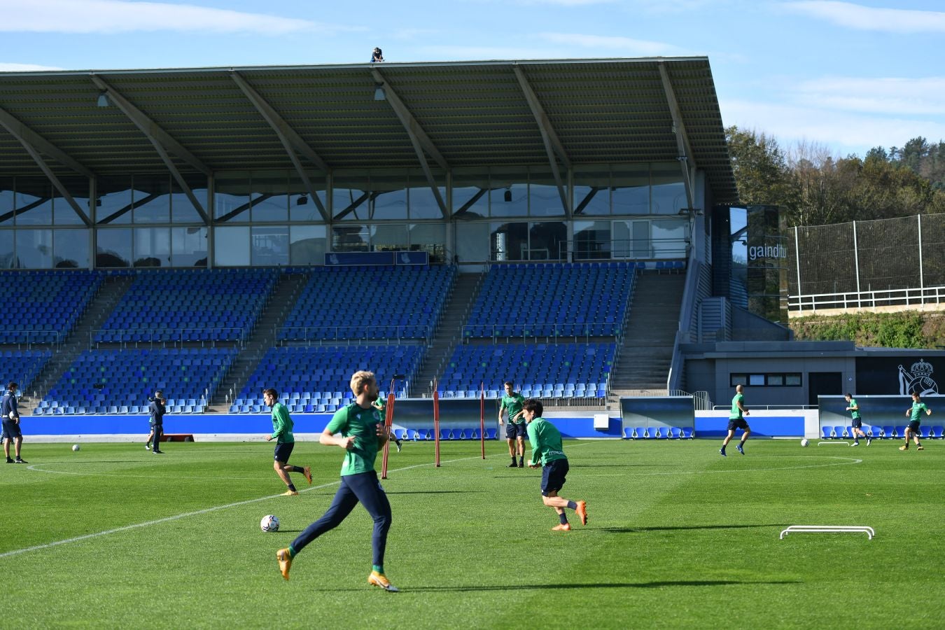 Los jugadores de la Real Sociedad han vuelto a los enrenamientos este miércoles en Zubieta. El susto de la jornada los ha dado Remiro que se ha marchado lesionado