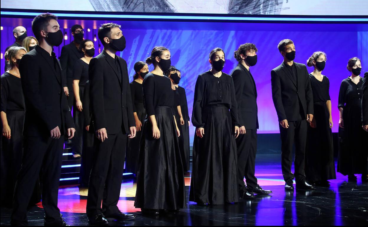 Los integrantes de Landarbaso Abesbatza actúan con mascarilla en el Kursaal en la clausura del pasado Zinemaldia.