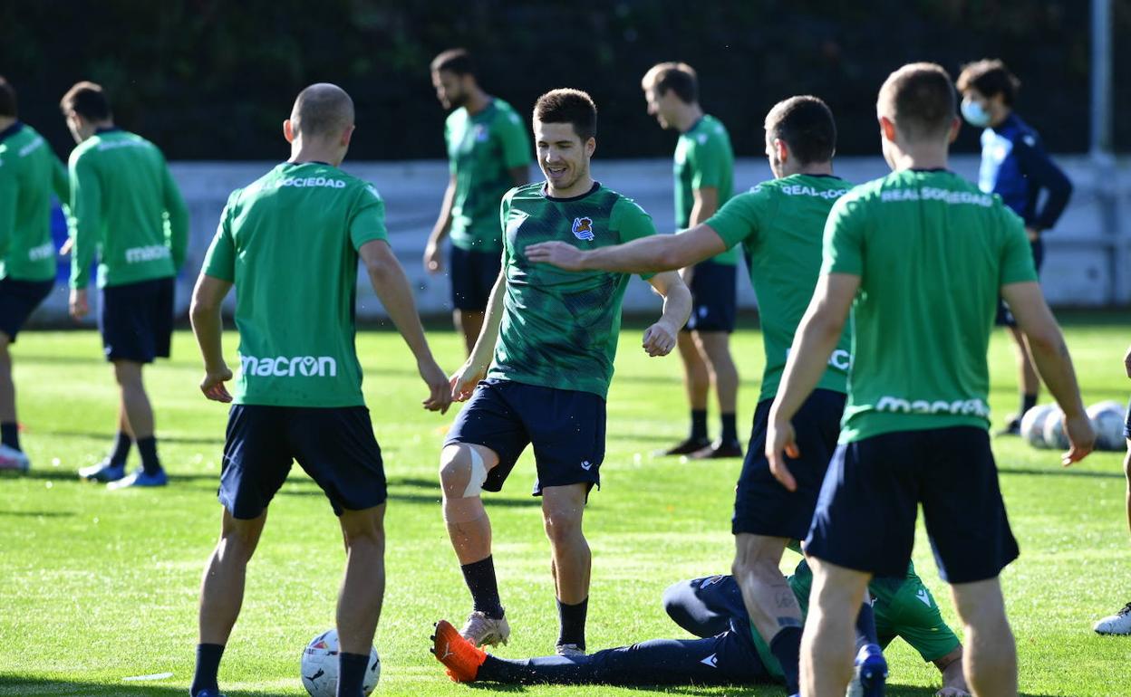 Los jugadores txuri-urdin, en uno de los ejercicios programados por Imanol. 
