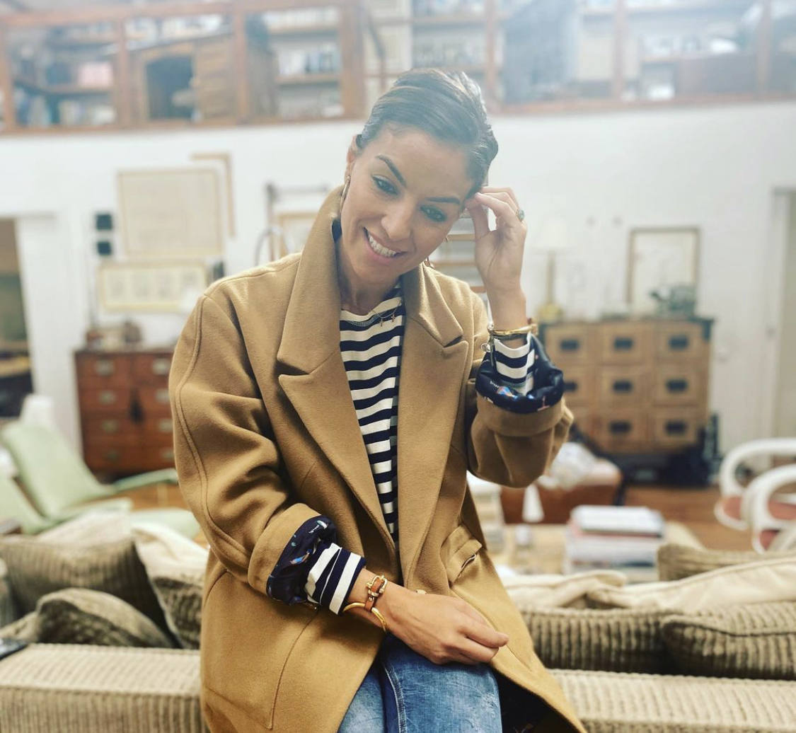 Sobrecamisas de cuadros, jerseys de cuello alto, botas de estilo militar, flecos, prendas de flores, piezas 'navy', el chándal, la gabardina, las sudaderas con y sin capucha, la polipiel en todas sus versiones, 'maxi' abrigos acolchados, blazers 'oversize'... éstas y otras muchas tendencias otoño-invierno las puedes encontrar en los comercios guipuzcoanos