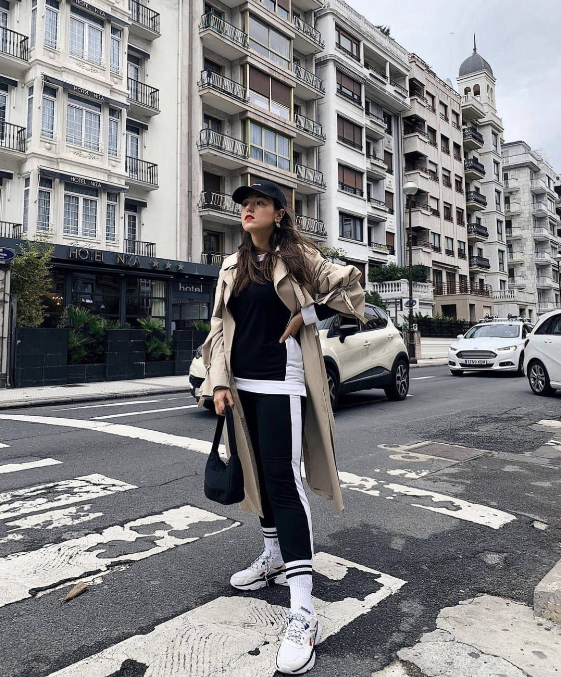 Sobrecamisas de cuadros, jerseys de cuello alto, botas de estilo militar, flecos, prendas de flores, piezas 'navy', el chándal, la gabardina, las sudaderas con y sin capucha, la polipiel en todas sus versiones, 'maxi' abrigos acolchados, blazers 'oversize'... éstas y otras muchas tendencias otoño-invierno las puedes encontrar en los comercios guipuzcoanos