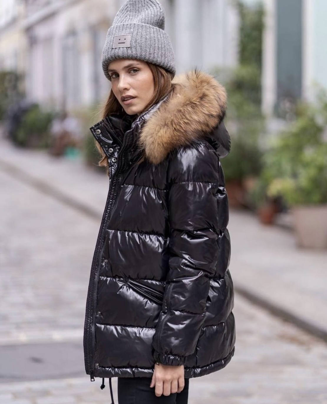 Sobrecamisas de cuadros, jerseys de cuello alto, botas de estilo militar, flecos, prendas de flores, piezas 'navy', el chándal, la gabardina, las sudaderas con y sin capucha, la polipiel en todas sus versiones, 'maxi' abrigos acolchados, blazers 'oversize'... éstas y otras muchas tendencias otoño-invierno las puedes encontrar en los comercios guipuzcoanos