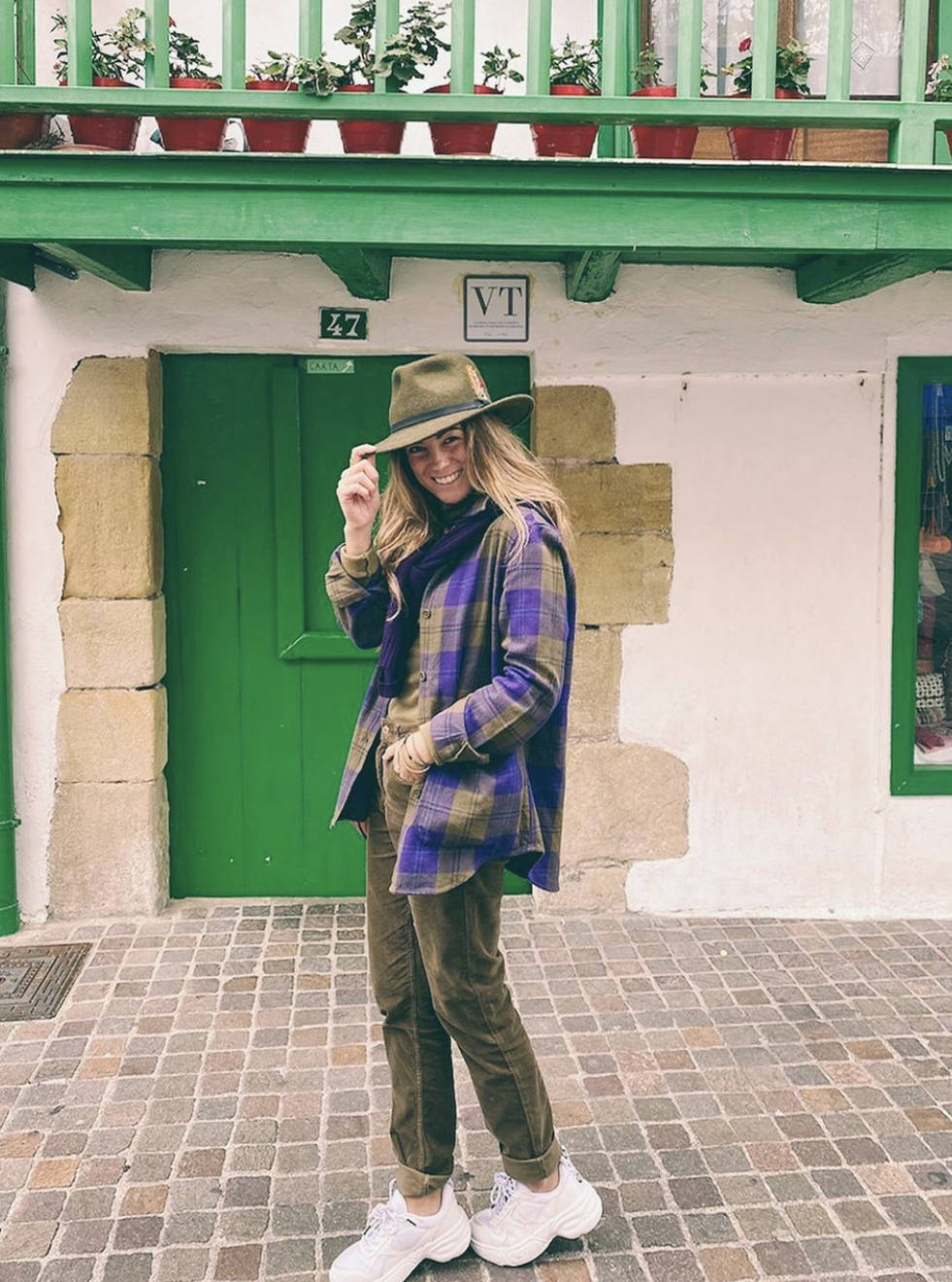 Sobrecamisas de cuadros, jerseys de cuello alto, botas de estilo militar, flecos, prendas de flores, piezas 'navy', el chándal, la gabardina, las sudaderas con y sin capucha, la polipiel en todas sus versiones, 'maxi' abrigos acolchados, blazers 'oversize'... éstas y otras muchas tendencias otoño-invierno las puedes encontrar en los comercios guipuzcoanos