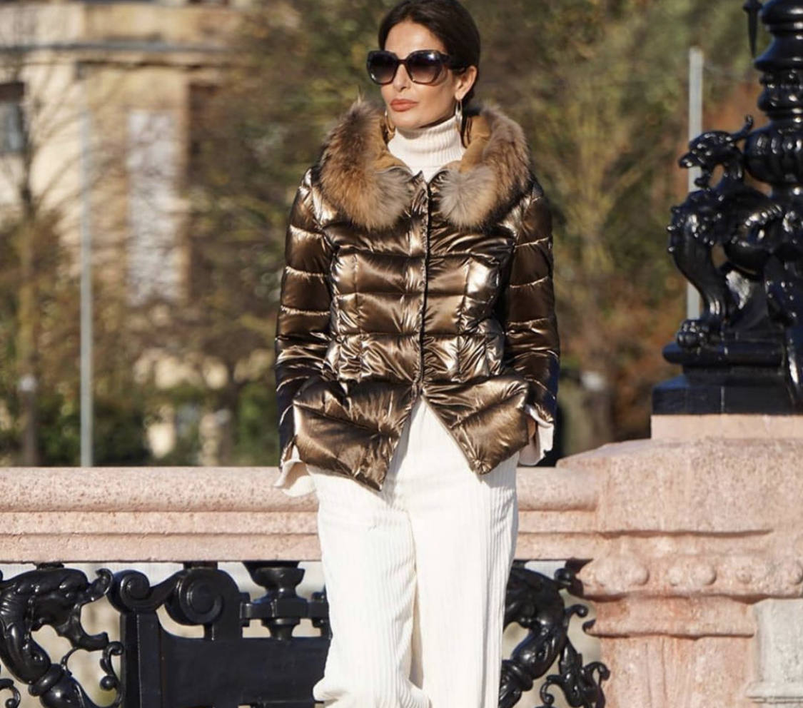 Sobrecamisas de cuadros, jerseys de cuello alto, botas de estilo militar, flecos, prendas de flores, piezas 'navy', el chándal, la gabardina, las sudaderas con y sin capucha, la polipiel en todas sus versiones, 'maxi' abrigos acolchados, blazers 'oversize'... éstas y otras muchas tendencias otoño-invierno las puedes encontrar en los comercios guipuzcoanos