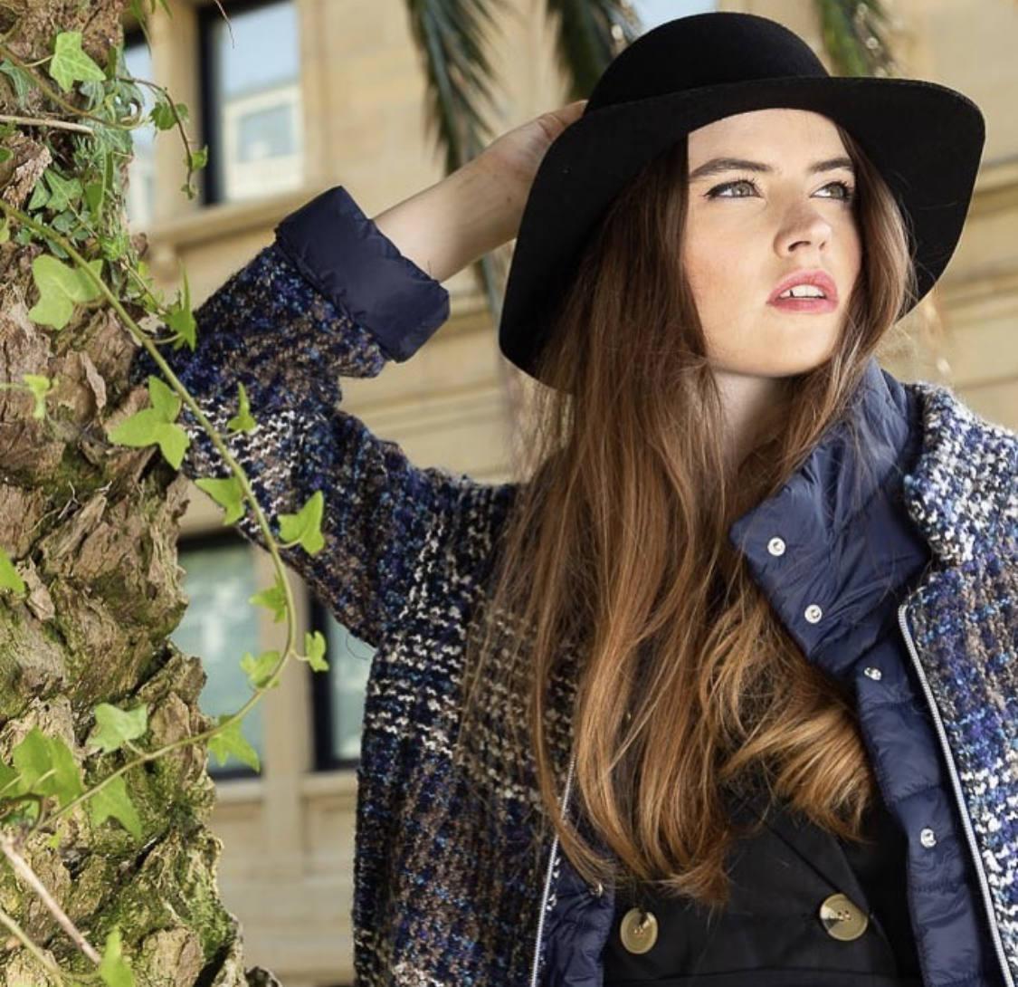 Sobrecamisas de cuadros, jerseys de cuello alto, botas de estilo militar, flecos, prendas de flores, piezas 'navy', el chándal, la gabardina, las sudaderas con y sin capucha, la polipiel en todas sus versiones, 'maxi' abrigos acolchados, blazers 'oversize'... éstas y otras muchas tendencias otoño-invierno las puedes encontrar en los comercios guipuzcoanos