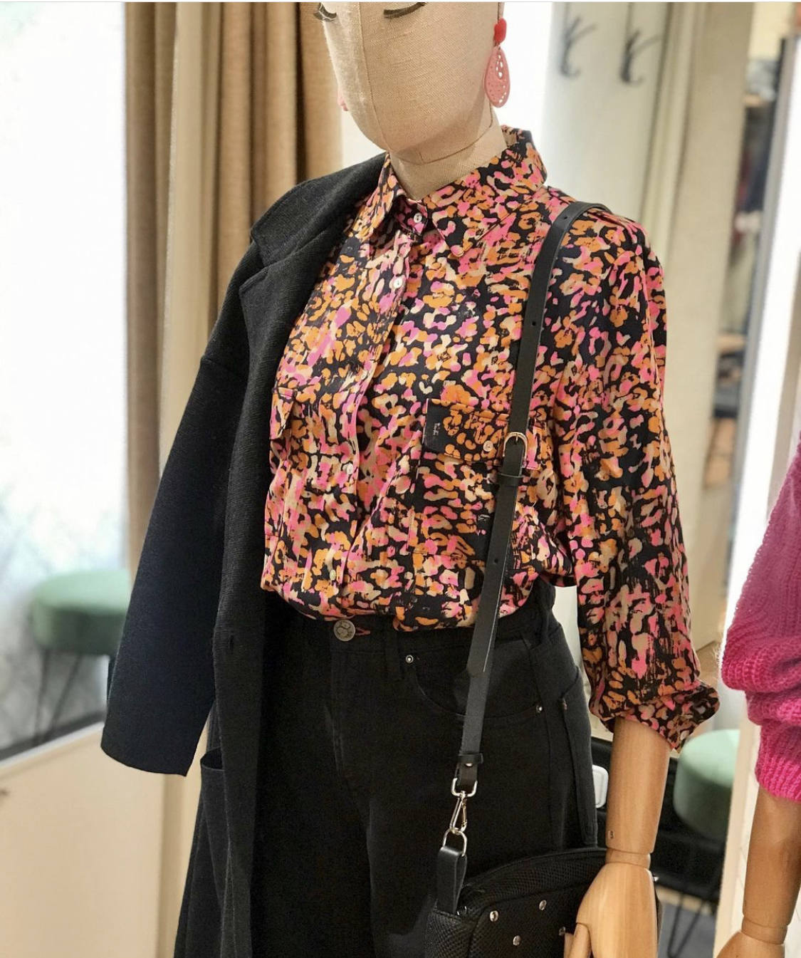 Sobrecamisas de cuadros, jerseys de cuello alto, botas de estilo militar, flecos, prendas de flores, piezas 'navy', el chándal, la gabardina, las sudaderas con y sin capucha, la polipiel en todas sus versiones, 'maxi' abrigos acolchados, blazers 'oversize'... éstas y otras muchas tendencias otoño-invierno las puedes encontrar en los comercios guipuzcoanos