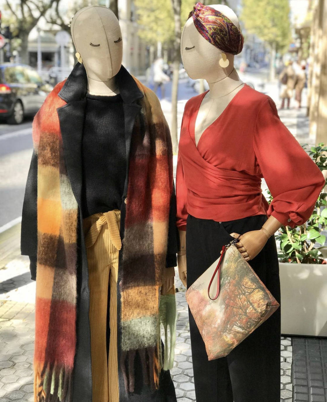 Sobrecamisas de cuadros, jerseys de cuello alto, botas de estilo militar, flecos, prendas de flores, piezas 'navy', el chándal, la gabardina, las sudaderas con y sin capucha, la polipiel en todas sus versiones, 'maxi' abrigos acolchados, blazers 'oversize'... éstas y otras muchas tendencias otoño-invierno las puedes encontrar en los comercios guipuzcoanos