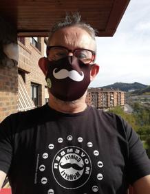 Imagen secundaria 2 - Arriba, los representantes de Arrasate, Antzuola, Bergara y Oñati de Movember Debagoiena. El merchandising solidario de Goierri Moherri y Kike Biguri.