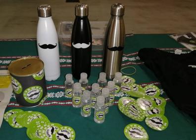 Imagen secundaria 1 - Arriba, los representantes de Arrasate, Antzuola, Bergara y Oñati de Movember Debagoiena. El merchandising solidario de Goierri Moherri y Kike Biguri.