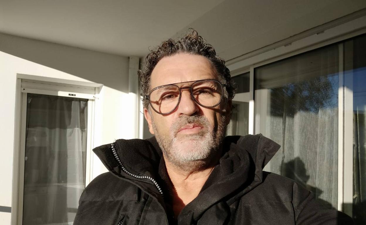 Eric Olhats, ayer en su domicilio en Baiona, en el que estáconfinado aunque no parado.