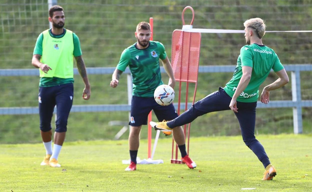Willian José, Portu y Januzaj, durante el entrenamiento de este viernes en Zubieta. 