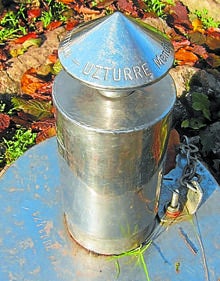 Imagen secundaria 2 - Arriba: Unas vacas pastan en un prado cercano al camino a Uzturre. Debajo Ibarra y al fondo, Txindoki. A la izquierda: A diario decenas de personas se acercan hasta la cruz de la cima de Ibarra. A la derecha: Buzón de Uzturre situado junto al punto más alto de este monte.