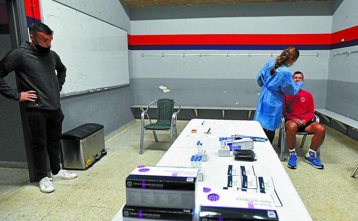 Un jugador del Anaitasuna pasa el test de antígenos el jueves por la tarde en Txerloia. 