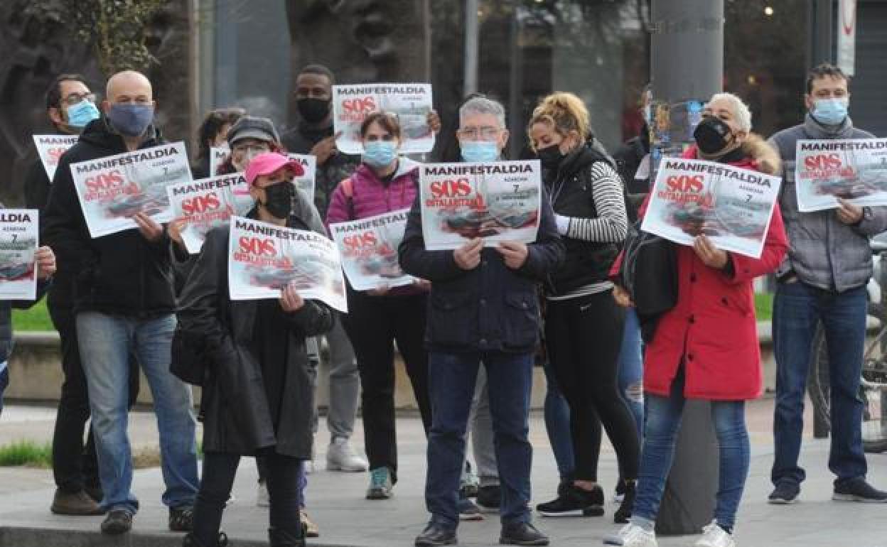 Hosteleros se han concentrado este viernes a las puertas del Parlamento vasco.
