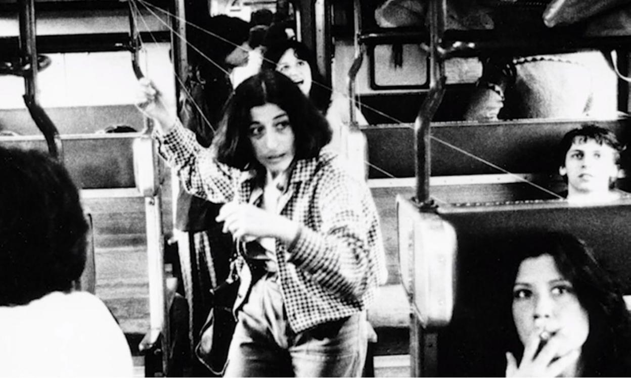 Esther Ferrer dialoga con Josu Rekalde en un vagón del Museo del Ferrocarril de Azpeitia. 