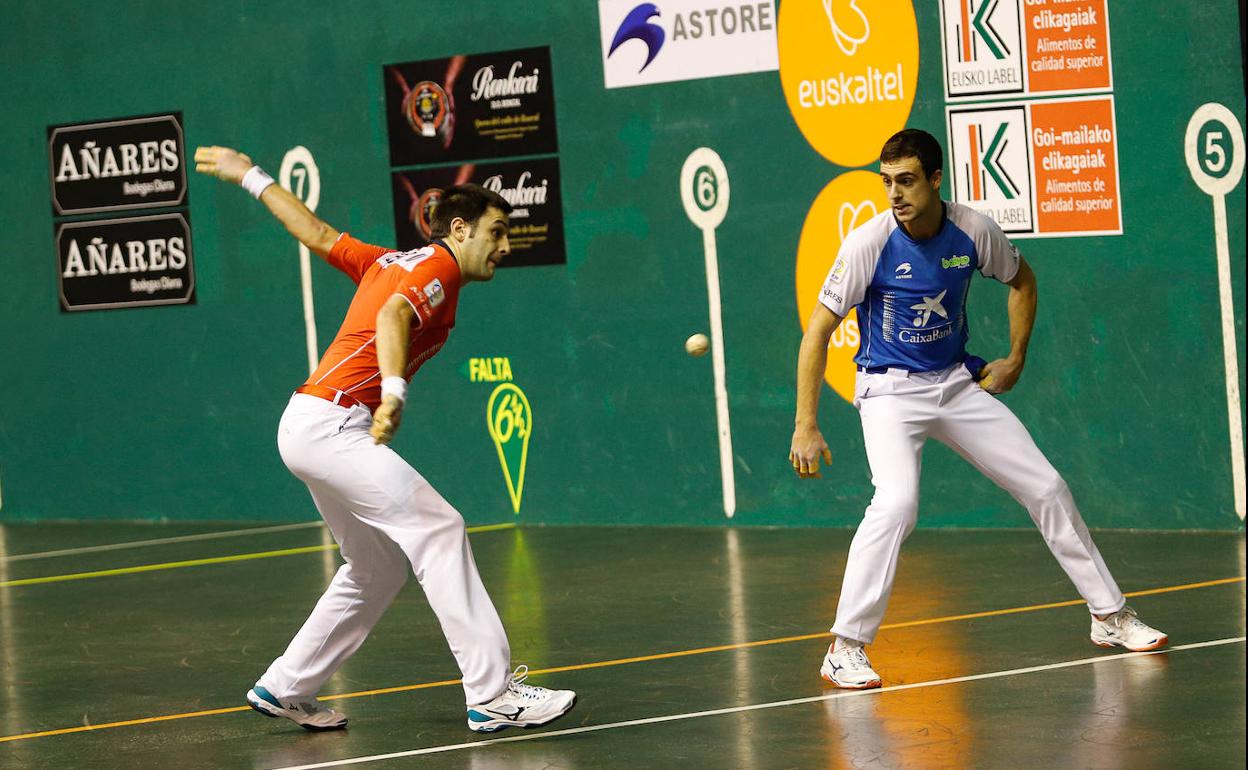 Elezkano se dispone a golpear ante la mirada de Agirre.