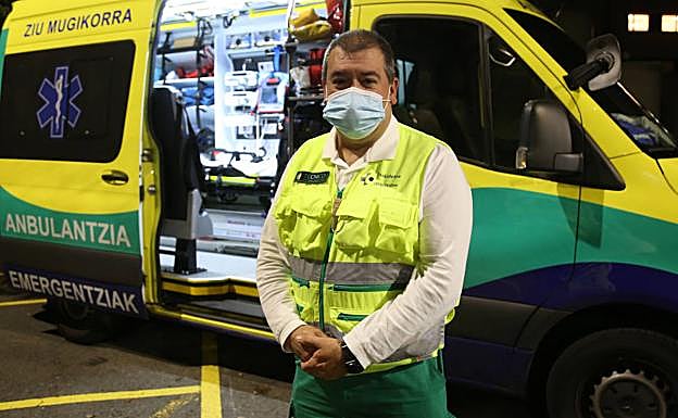 Manuel Sánchez suma 15 años de experiencia en una ambulancia medicalizada. 