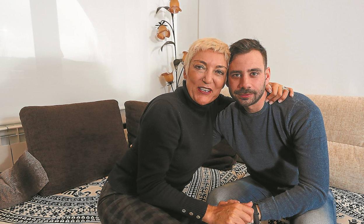 Begoña Vilar y Javier Gómez han vivido la experiencia de un transplante de médula ósea como receptora y como donante. 