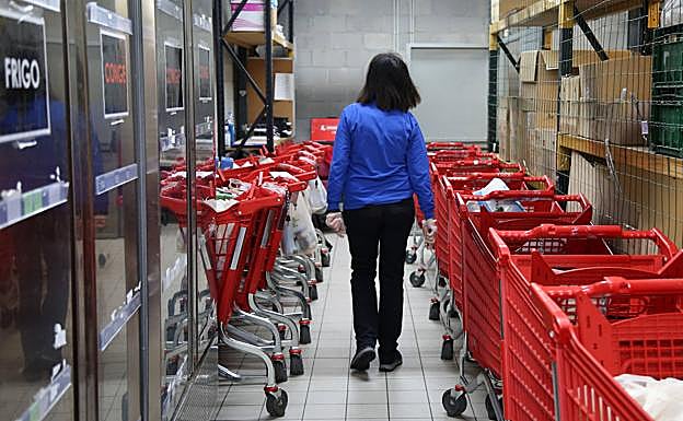 Una media de cuarenta carros preparan en Eroski Garbera a diario para que los clientes vayan a recogerlos con el coche. 