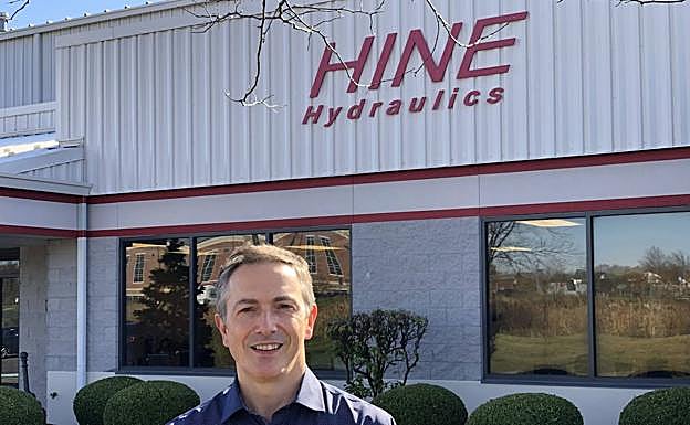 Iñigo Gonzalez, en el exterior de la planta de Hine en Filadelfia. 