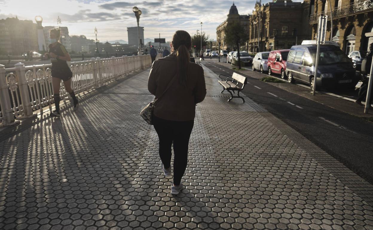 Noelia, de espaldas, perdió su trabajo al inicio de la pandemia pero su adhesión al programa 'Azken sarea indartzen' le permitió sacar adelante a su familia y pagar el alquiler de su vivienda. 