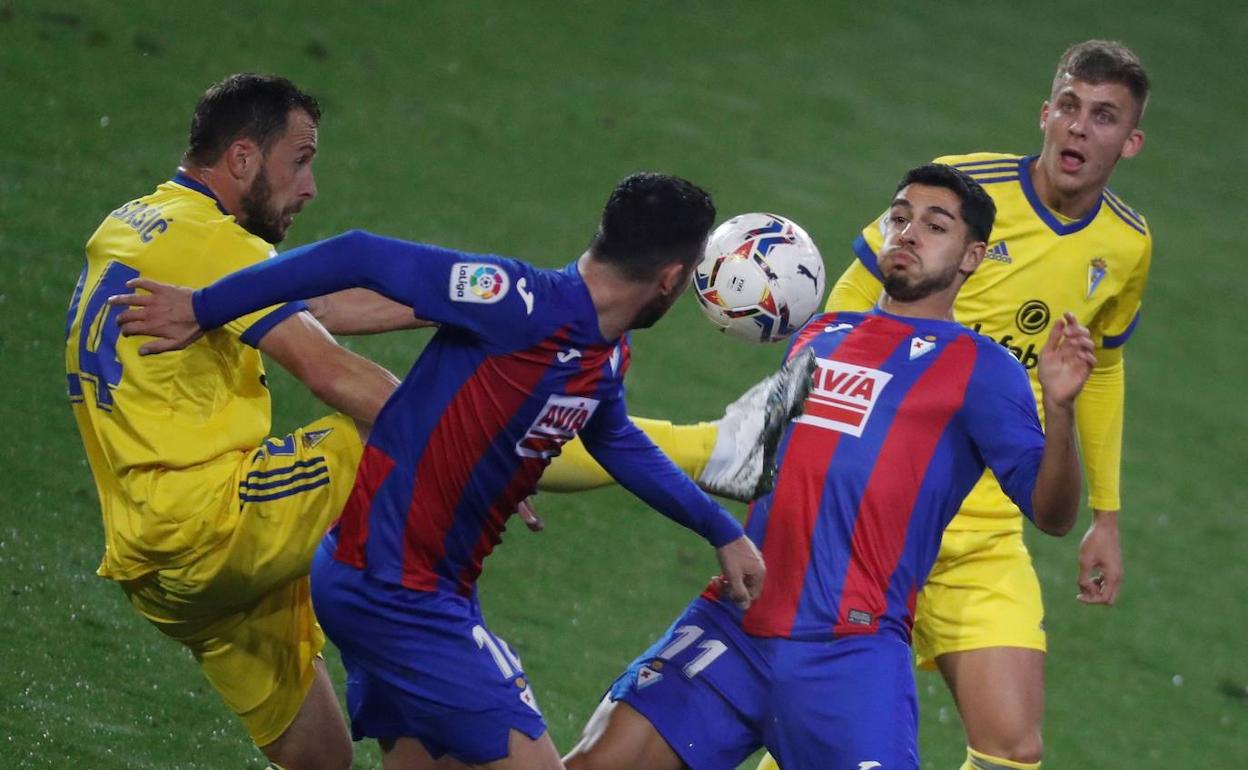 Por debajo del Eibar aparecen equipos como Alavés, Cádiz o Levante.