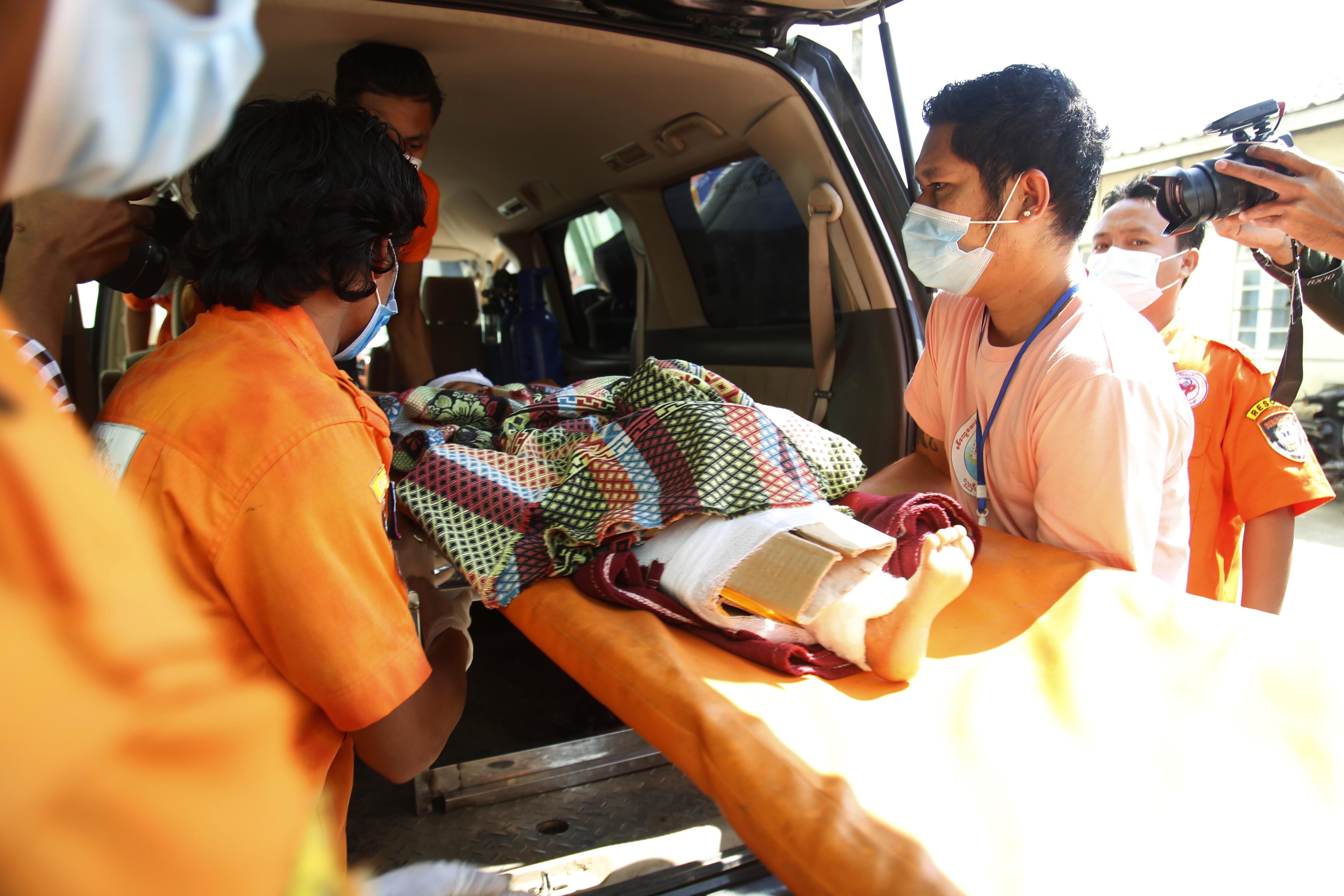 Los voluntarios de Rakhine State se afanaron en atender a los heridos del incidente