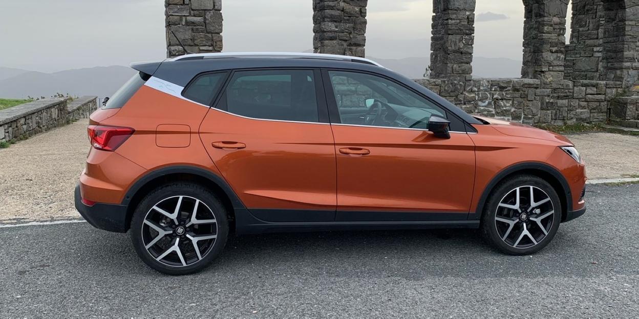 El Seat Arona es un SUV del segmento B con una habitabilidad sobresaliente y comportamineto ejemplar. 