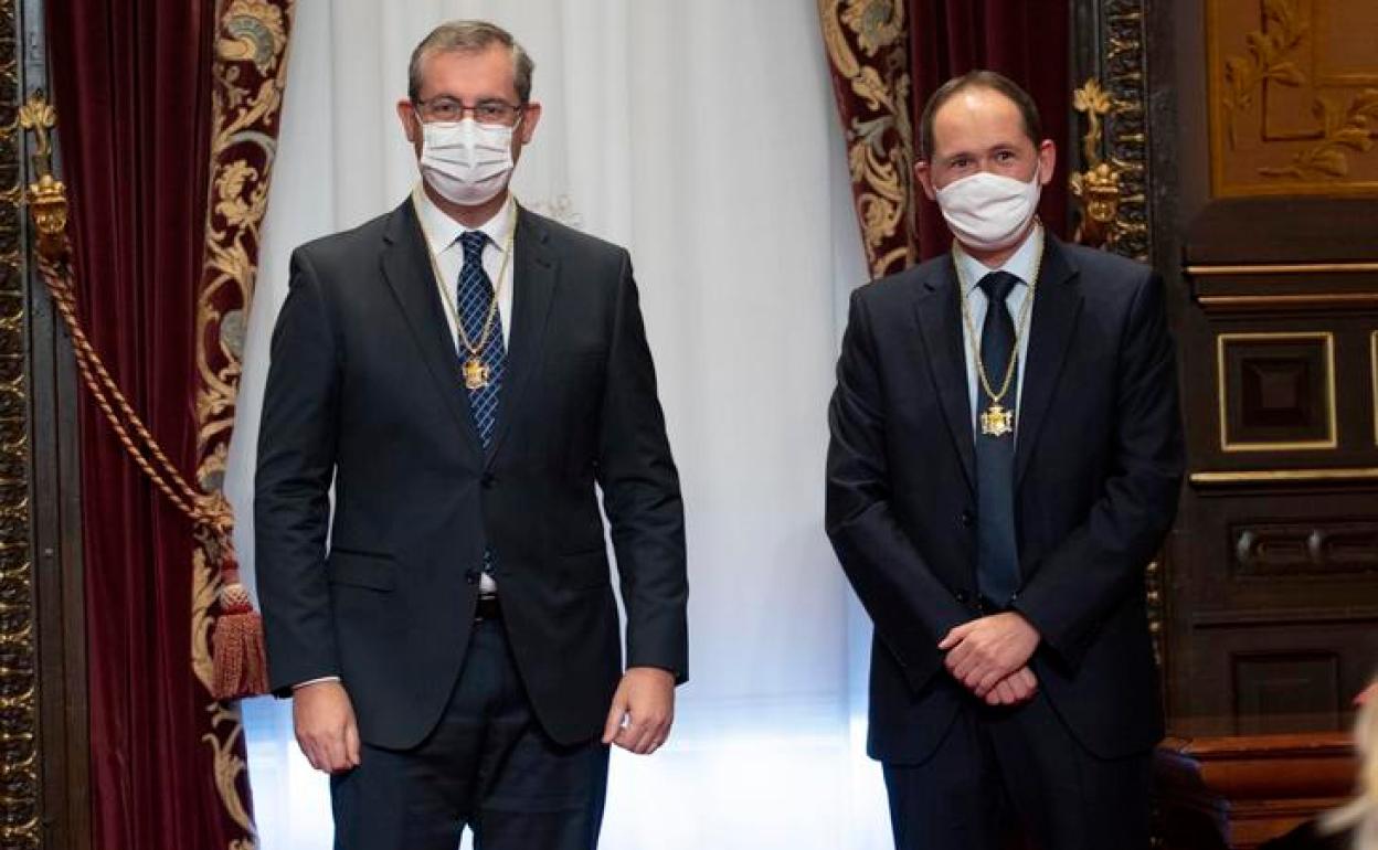 Markel Olano junto a Jokin Perona que ha tomado posesión de su nuevo cargo. 