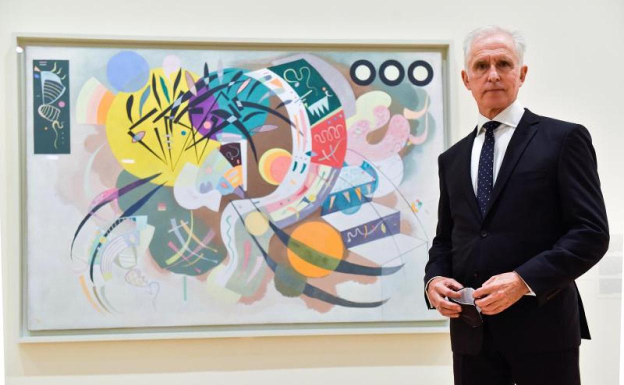 -El director del Museo Guggenheim Bilbao, Juan Ignacio Vidarte, posa junto a la obra «Courbe dominante (Curva dominante)».