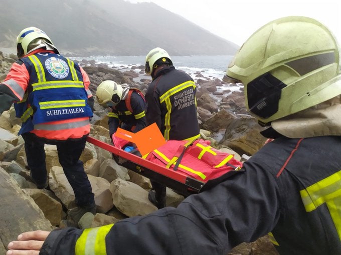 Rescatan a un pescador con la pierna rota en una cala de Igeldo