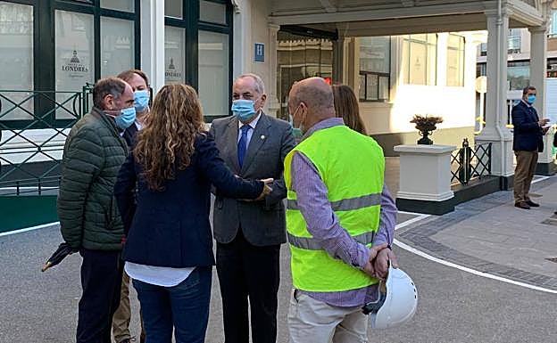 Arriola y miembros de ETS, en un encuentro ayer con la directora del Hotel Londres. 