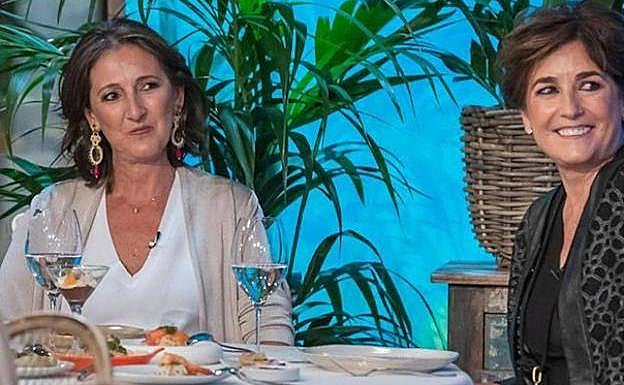 Matxalen Aguiló, a la izquierda, con pendientes de Musula. / @AINHOAARTETAOFICIAL