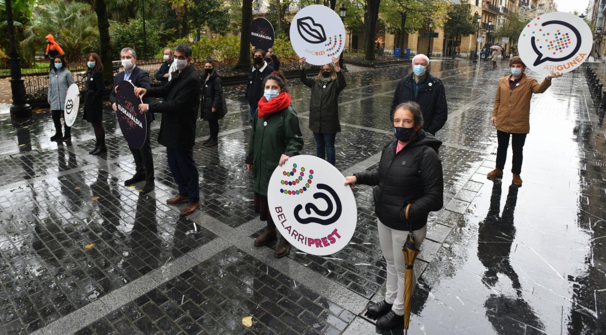 Representantes institucionales de las comisiones de barrios, en la plaza de Gipuzkoa de San Sebastián. 