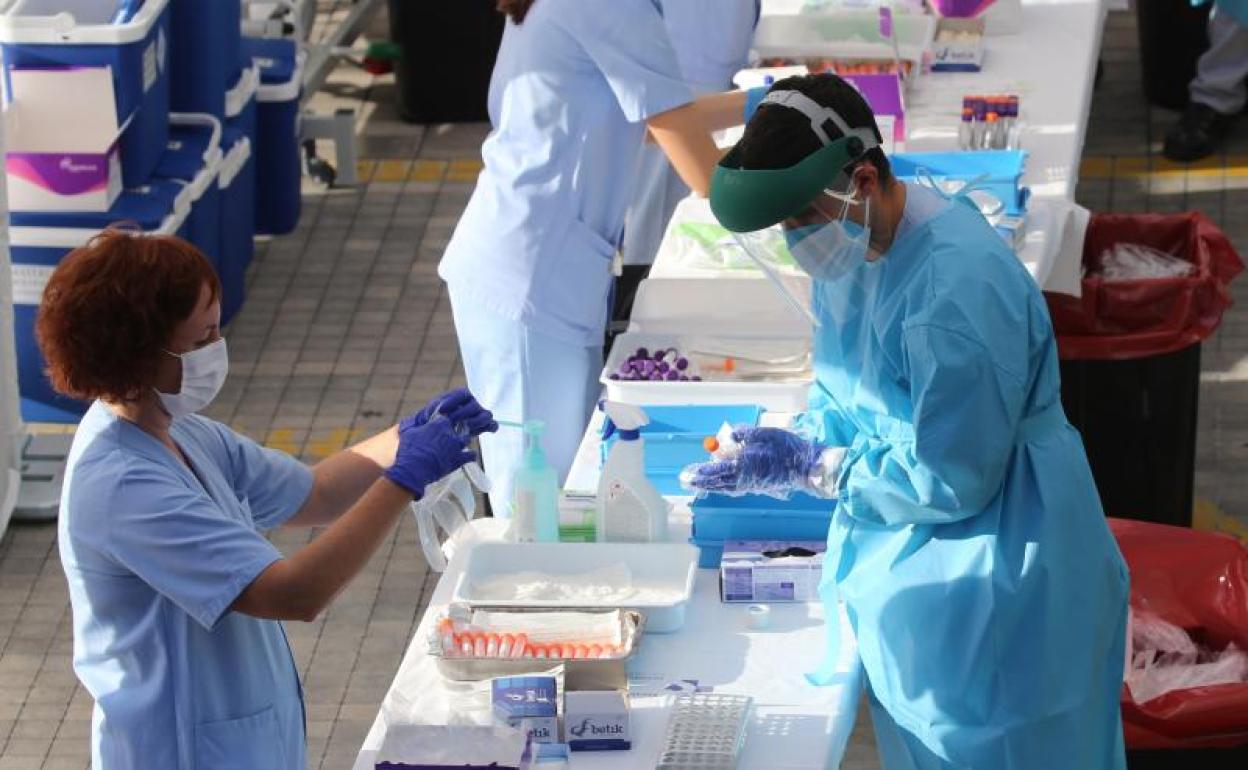 Enfemeras preparan pruebas PCR en el cribado de Eibar.