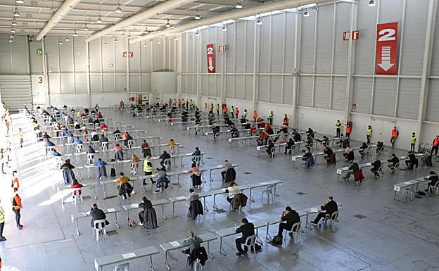 Imagen principal - Una OPE especial entre «nervios» y «muchas horas de estudio»