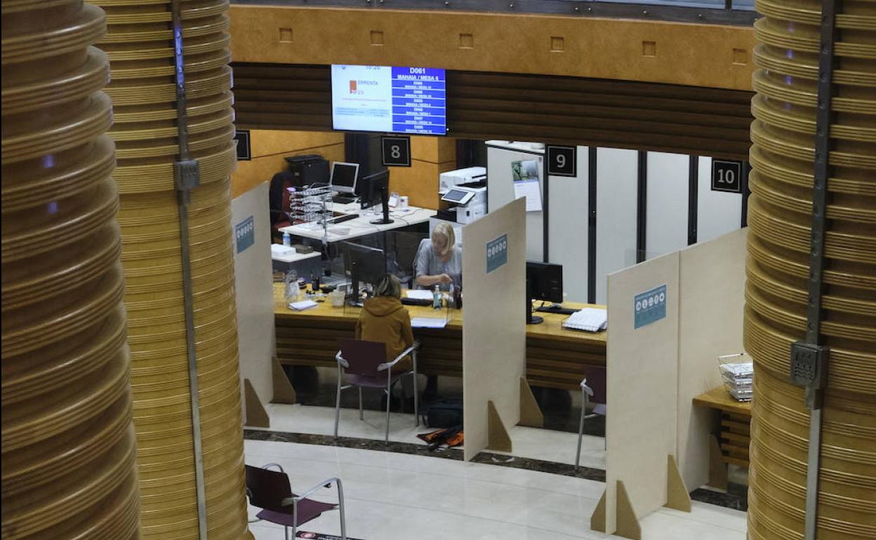 Contribuyentes en la sede de Hacienda en Errotaburu.