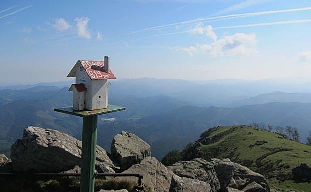 Buzón que se encuentra en el punto más alto del monte Adarra. 