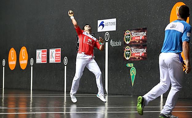 Imagen principal - Tres instantes del partido en el que eJaka logró el billete para la gran final.