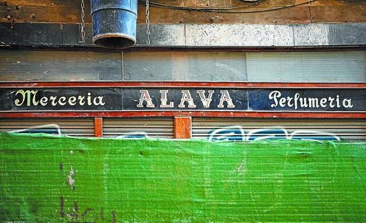 Ruper Ordorika ha elegido la imagen de un comercio cerrado en Vitoria.