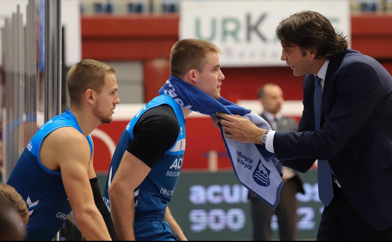 Marcelo Nicola charla con Dino Radoncic ayer durante el partido entre el Acunsa GBC y el Joventut de Badalona.